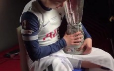 别给我撞坏了😂队友奖牌磕到奖杯，孙兴慜满脸惊慌😬