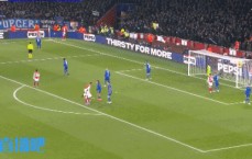 危险！赖斯开角球时，遭球迷投掷水瓶攻击