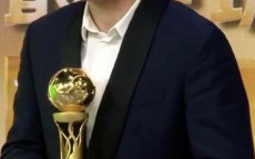 圆梦x2！被获准观看国足训练的球迷喜提武磊百场球衣签名并合影