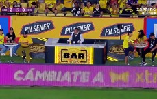 最极致的享受🍺厄瓜多尔联赛场边有吧台和服务员，边喝酒边看球