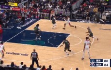 😖好在是年轻！萨尔切入隔扣被里德凶狠犯下砸地&回看普通犯规