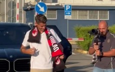 他来了！莫拉塔飞抵米兰，身披米兰围巾向镜头挥手致意