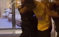 说唱歌手Travis Scott看完美国男篮后 凌晨与自己保镖冲突被逮捕