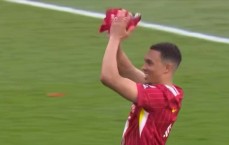 享受这刻！琼斯推阿诺德上前享受球迷欢呼，阿诺德拍打胸前位置