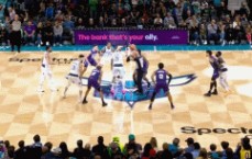 电光火石之间⚡欧文开场不到3秒张手就命中首个三分