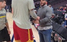 这么胖啦😂！贾马尔-尼尔森现身掘金主场 约基奇与他寒暄拥抱