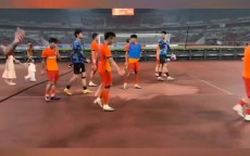 哎...泰山球员未向北看台谢场，球迷不愿离场＆高呼：出来谢场！