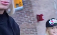 办年货喽！哈兰德买挪威苏打饮料，准备过圣诞节