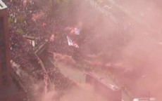 利物浦官方晒球队大巴抵达时画面：多么棒的入场❤️