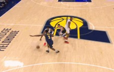 😎谁能挡我！米切尔强突托布 迎着特纳高难度拉杆上篮2+1！