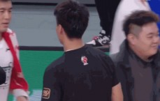 欲买桂花同载酒/终不似/少年游！赵睿赛后和郭艾伦拥抱&寒暄