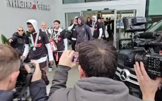 米兰全队返回米兰城，卡拉布里亚携奖杯接受采访：这是我的梦想