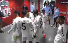 无助！姆巴佩球员通道内找队友沟通没人理，双手背后默默靠在墙边