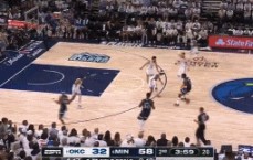 这球高难度！亚历山大-沃克沿底线突破抛投得分并造犯规