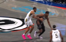 夏普突破助攻篮下空位的本-西蒙斯 后者空接暴扣得手