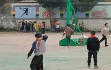 泪目😭！独腿小男孩绑拐杖打篮球 曹岩：给个地址 我帮他做假肢