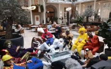 😡狐狸城老板气坏了！球员输球后开轰趴穿奇装异服，球迷打标语想念马雷斯卡