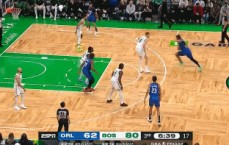 问题不大！班凯罗突破被戳到眼睛 回更衣室后很快返场了