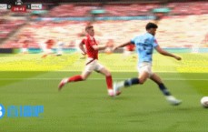 小伙子秀一下，奥赖利连续两次马赛回旋摆脱后远射偏出