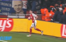 素质是真差！赖斯开角球又被砸，看台投掷水杯像下雨