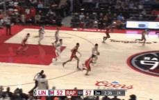 冲起来！崔永熙拿到篮板后快下 一条龙运球上篮不中&队友补进