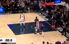 🥵爱德华兹半场结束时砸球 女裁判路过直接给T&布伦森现场模仿