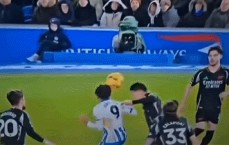 枪迷震怒！慢动作回放显示，萨利巴先顶到球再顶到人