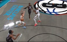 😂囧！戴隆-夏普面对空篮 竟把球扣飞了