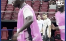 倒霉！卡马文加受伤瞬间：姆巴佩笑容消失、安帅罕见失态怒摔秒表