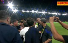 费内巴切连丢2球遭绝平 球队主席被球迷疯狂投掷杂物砸倒在地😱