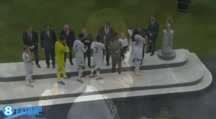 😄笑容藏不住了,姆巴佩领奖时开心拍了拍奖杯