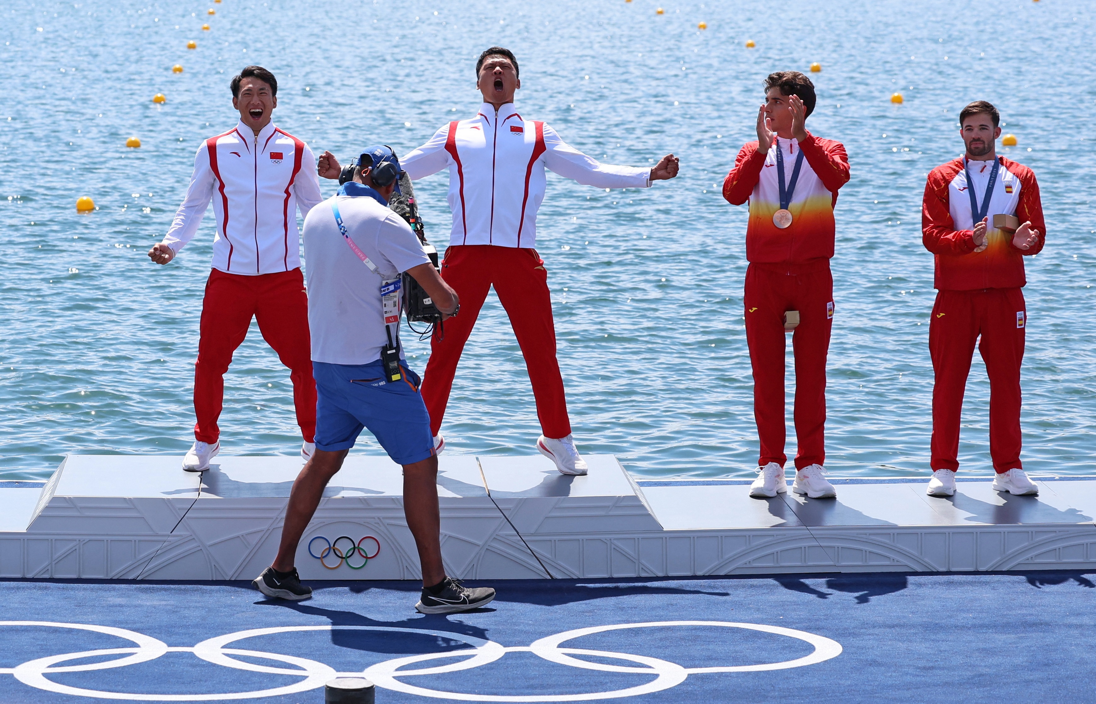 SIU!!!刘浩/季博文男子500米双人划艇夺金,领奖时模仿C罗庆祝