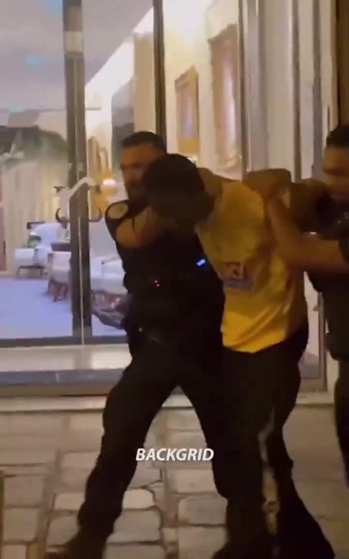 说唱歌手Travis Scott看完美国男篮后 凌晨与自己保镖冲突被逮捕