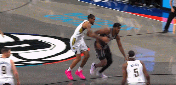 夏普突破助攻篮下空位的本-西蒙斯 后者空接暴扣得手