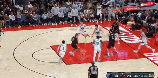 打球观赏性是真高!惠特摩尔半场7中4得10分1板1断