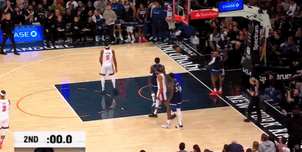 🥵爱德华兹半场结束时砸球 女裁判路过直接给T&布伦森现场模仿