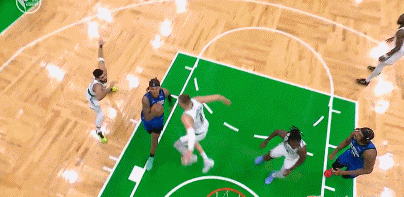 问题不大！班凯罗突破被戳到眼睛 回更衣室后很快返场了