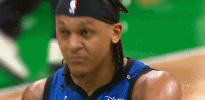 问题不大！班凯罗突破被戳到眼睛 回更衣室后很快返场了