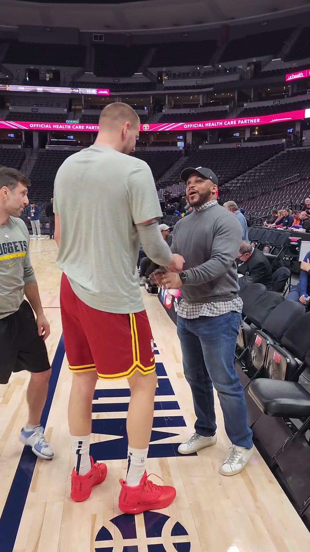 这么胖啦😂！贾马尔-尼尔森现身掘金主场 约基奇与他寒暄拥抱