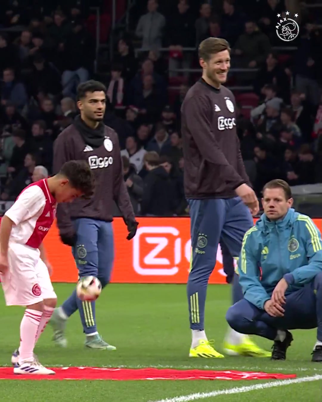 夸张😯10岁小将表演连续颠球2424次，阿贾克斯比赛都因此推迟