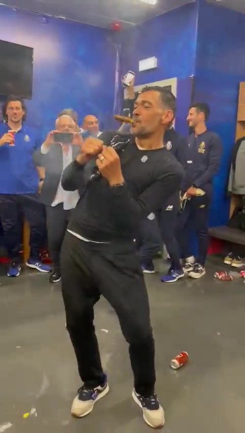 依旧风骚🕺孔塞桑在波尔图就叼着雪茄跳魔性舞蹈，今天再次表演