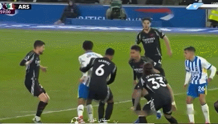 枪迷震怒！慢动作回放显示，萨利巴先顶到球再顶到人