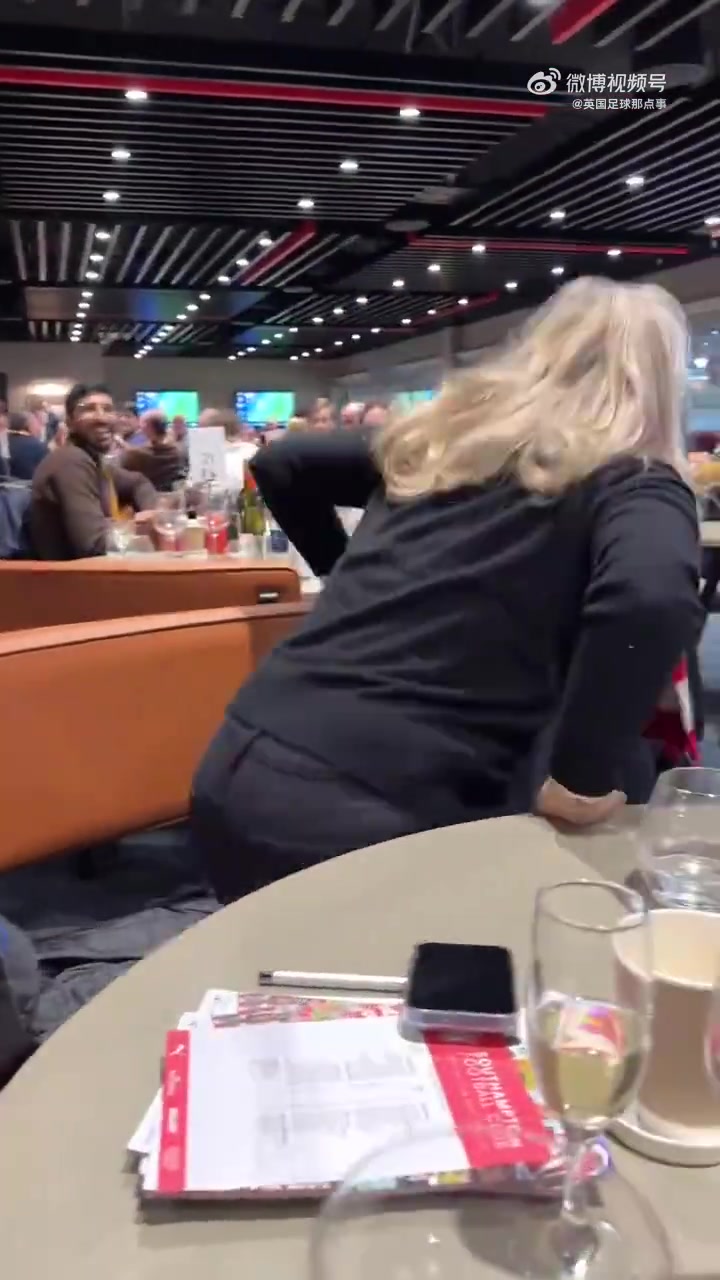 😅一南安普顿球迷的母亲预测球队0-5惨败成功 赛后接受球员颁奖