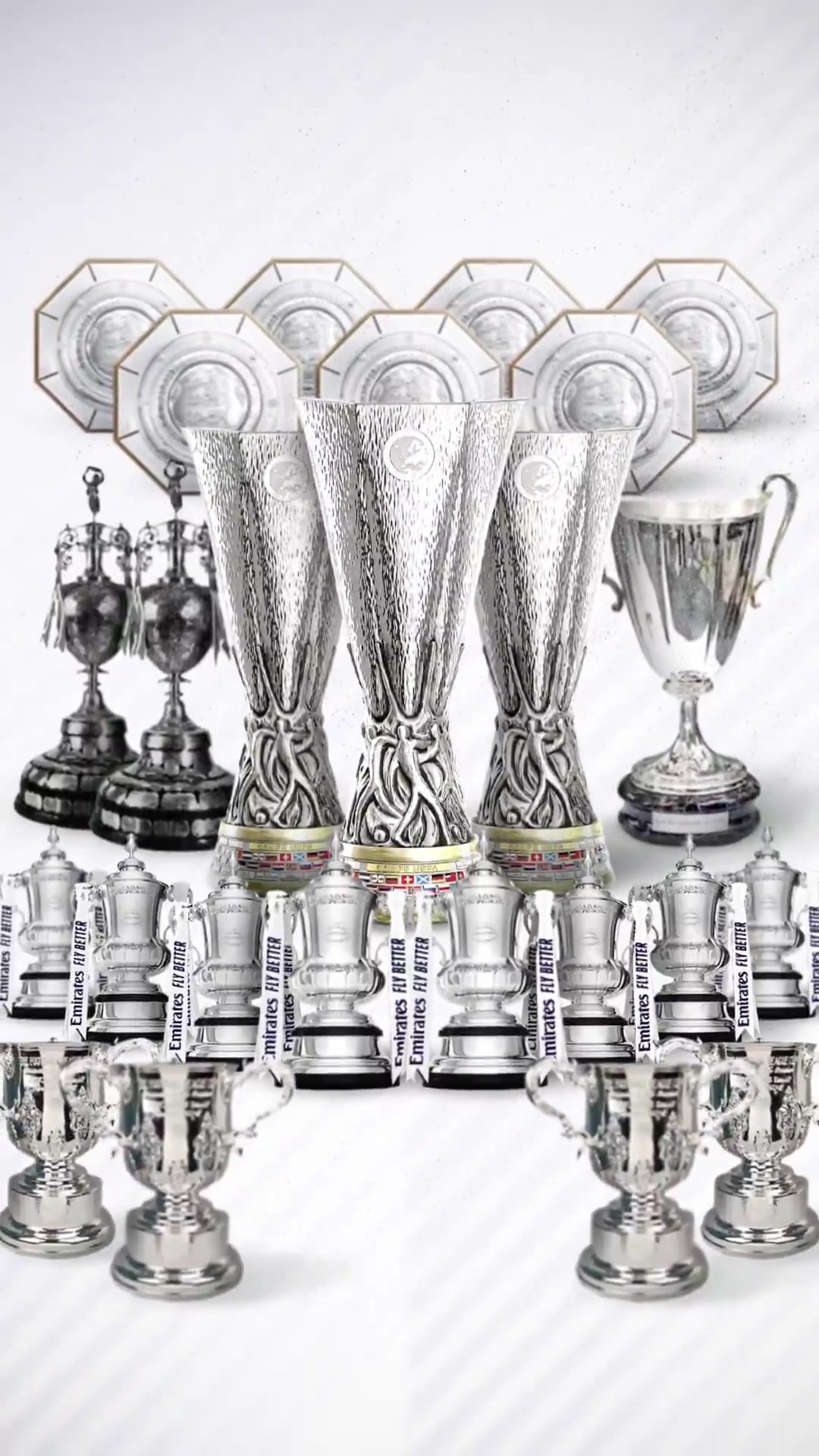 祖上也阔过😎热刺奖杯柜新增第3座欧联，曾8夺足总杯&7夺社区盾