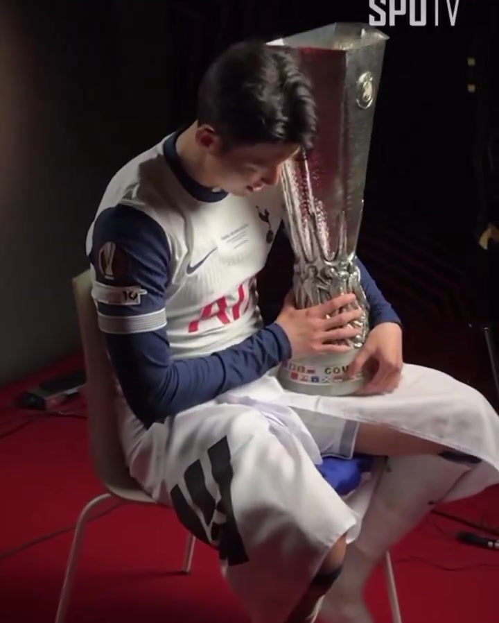 别给我撞坏了😂队友奖牌磕到奖杯，孙兴慜满脸惊慌😬