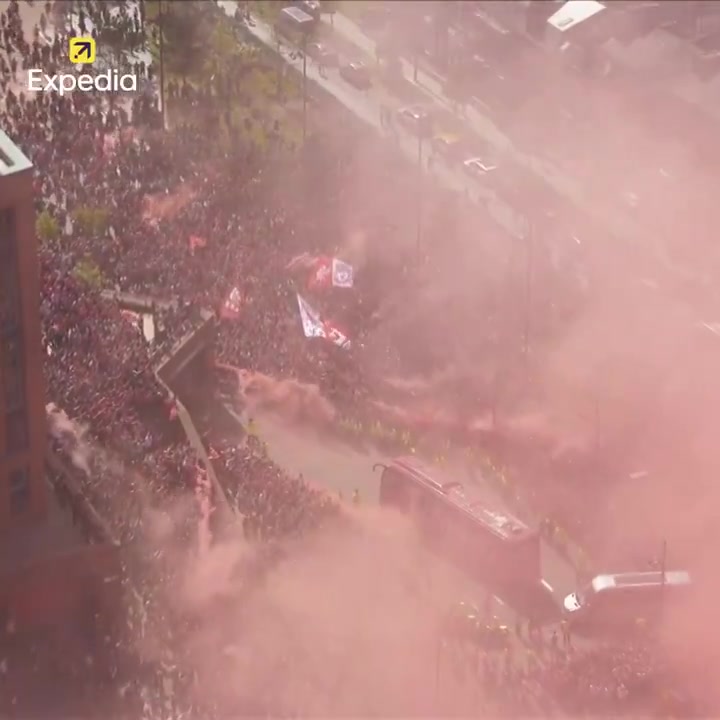 利物浦官方晒球队大巴抵达时画面：多么棒的入场❤️