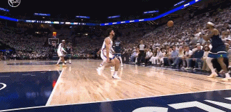 这球高难度！亚历山大-沃克沿底线突破抛投得分并造犯规